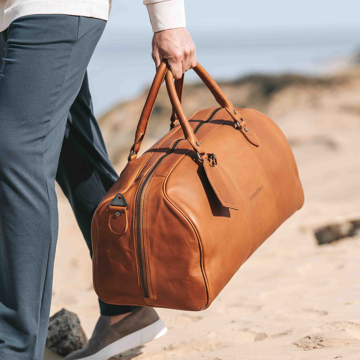 
William Full-Grain Leather Weekender Bag – alternate product view 2
